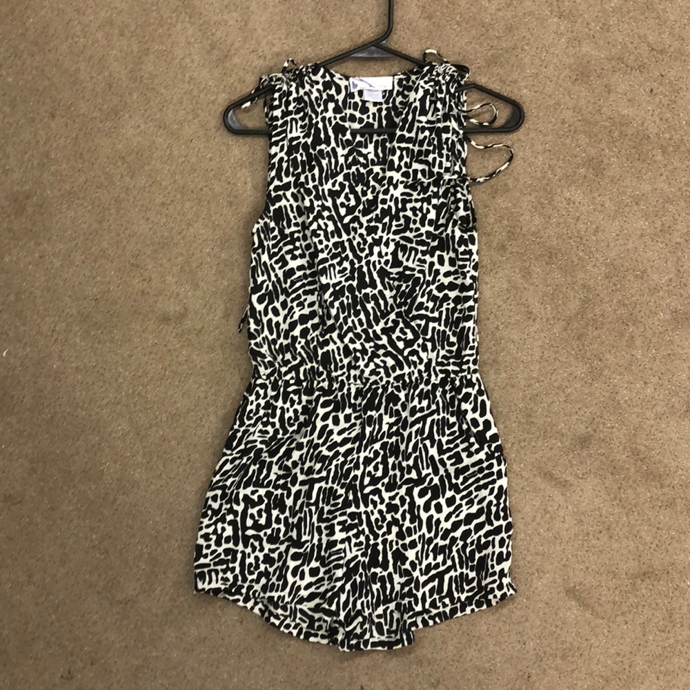 Eccentric printed romper